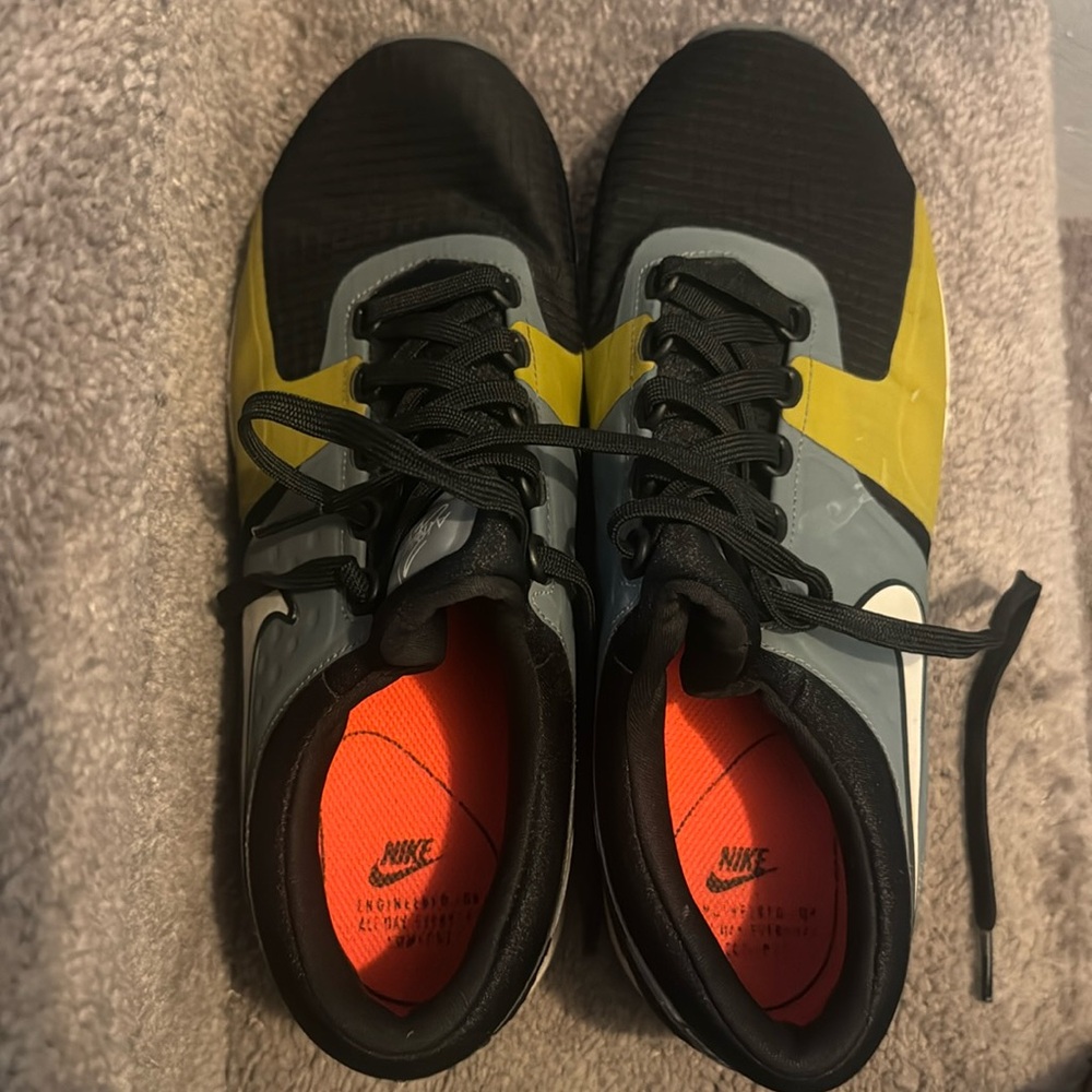 Nike women’s tennis shoes